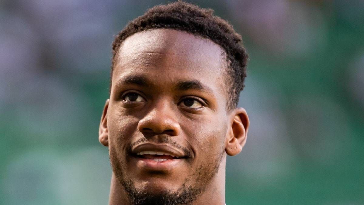 Jhon Duran playing football