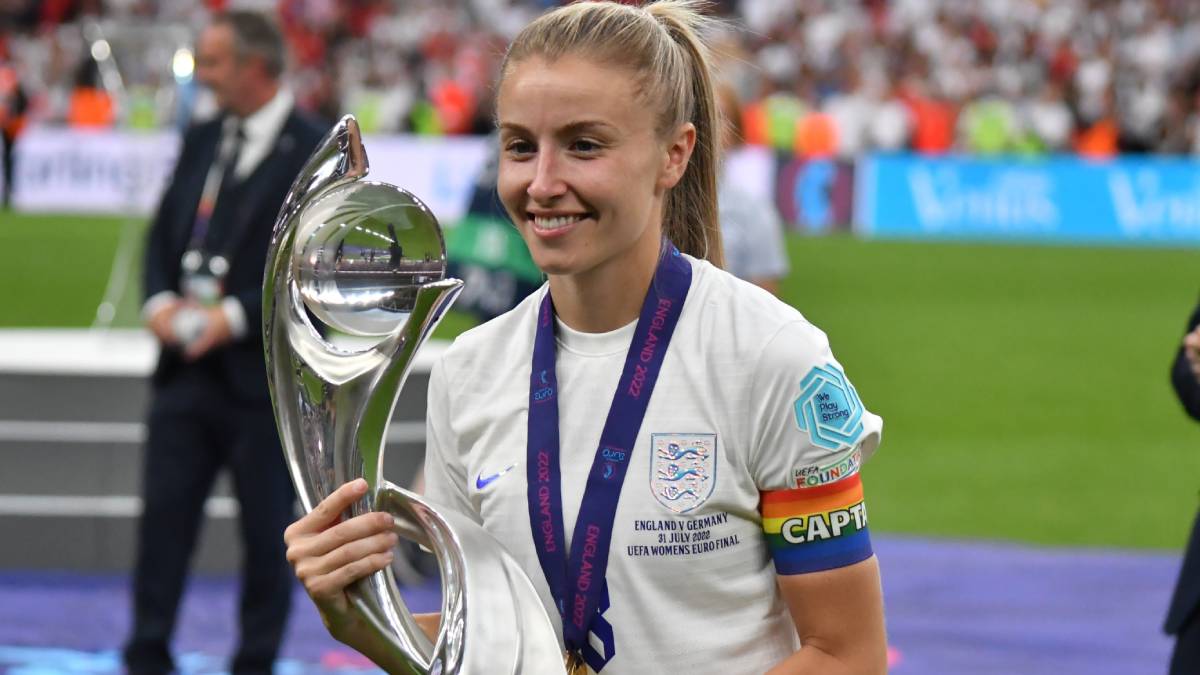 Leah Williamson playing football for England women